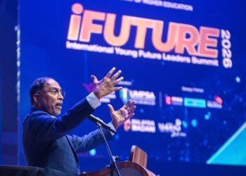 ZAMBRY Kadir berucap pada majlis penutup Sidang Kemuncak Pemimpin Muda Masa Depan Antarabangsa (iFuture) 2026 di Pusat Dagangan Dunia Kuala Lumpur di sini, hari ini. - UTUSAN/SYAKIR RADIN