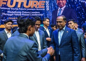 ZAMBRY Kadir beramah mesra bersama pelajar pada majlis penutup Sidang Kemuncak Pemimpin Muda Masa Depan Antarabangsa (iFuture) 2026 di Pusat Dagangan Dunia Kuala Lumpur di sini, hari ini. - UTUSAN/SYAKIR RADIN