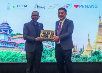 WONG Hon Wai (kanan) bersama Tanes Kumar ketika menghadiri sesi kerjasama pelancongan Myanmar-Pulau Pinang di George Town, Pulau Pinang hari ini.-UTUSAN/DANIAL SAAD