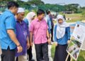 BADERUL Amin Abdul Hamid (dua dari kanan) ketika merasmikan projek naik taraf kawasan lapang dan tempat letak kenderaan di Jalan Kubang Menerong, Tasek Gelugor, Pulau Pinang hari ini.