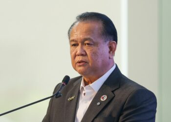 ALEXANDER Nanta Linggi berucap pada Majlis Penyerahan Projek Pemasangan Sistem Fotovolta Suria (Grid Connected PV System) melibatkan Bangunan Kementerian Luar Negeri Fasa 1 & 2 di Wisma Putra, Putrajaya.