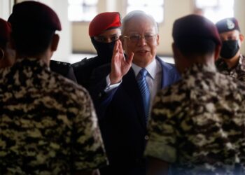 NAJIB Tun Razak hadir ke Mahkamah Tinggi Kuala Lumpur bagi sesi pendengaran permohononan bagi menggantung pelaksanan hukuman penjara 15 tahun dalam kes 1MDB, di sini hari ini. - UTUSAN/SHIDDIEQIIN ZON