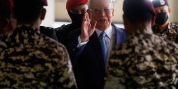 NAJIB Tun Razak hadir ke Mahkamah Tinggi Kuala Lumpur bagi sesi pendengaran permohononan bagi menggantung pelaksanan hukuman penjara 15 tahun dalam kes 1MDB, di sini hari ini. - UTUSAN/SHIDDIEQIIN ZON