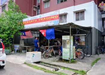 SEBANYAK lapan premis perniagaan yang dikendalikan warga asing di Pangsapuri Desa Indah, Desa Idaman, Senai, Kulai diarah tutup kerana beroperasi tanpa lesen sah.