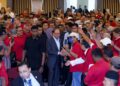 Anwar Ibrahim beramah mesra dengan penerima bantuan pemandu teksi di Putrajaya. - UTUSAN/FAISOL MUSTAFA