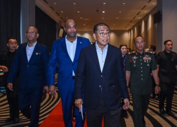 KHALED Nordin dan Menteri Sumber Manusia, Datuk Seri Ramanan Ramakrishnan ketika hadir pada Majlis Pemeteraian Nota Kerjasama Kementerian Sumber Manusia (KESUMA) dan Kementerian Pertahanan (MINDEF) di Wyndham Grand Bangsar di sini, hari ini. - UTUSAN/SYAKIR RADIN