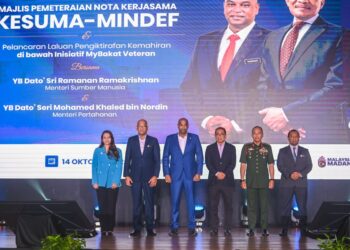 RAMANAN Ramakrishnan (tiga kiri) bersama Khaled Nordin (tiga kanan) ketika sesi bergambar pada Majlis Pemeteraian Nota Kerjasama Kementerian Sumber Manusia (KESUMA) dan Kementerian Pertahanan (MINDEF) di Wyndham Grand Bangsar di sini, hari ini. - UTUSAN/SYAKIR RADIN