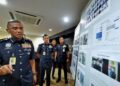 KETUA Polis Negeri Sembilan, Datuk Alzafny Ahmad, menunjukkan antara aktiviti penyamaran warga asing selepas
berjaya membuat serbuan pusat panggil sindiket dalam talian di sebuah lokasi dikawasan Broga, Mantin ketika sidang akhbar di IPK Negeri Sembilan di Seremban hari ini. - UTUSAN/MOHD. SHAHJEHAN MAAMIN
