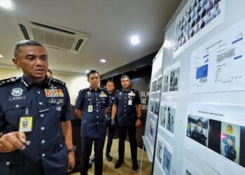 KETUA Polis Negeri Sembilan, Datuk Alzafny Ahmad, menunjukkan antara aktiviti penyamaran warga asing selepas
berjaya membuat serbuan pusat panggil sindiket dalam talian di sebuah lokasi dikawasan Broga, Mantin ketika sidang akhbar di IPK Negeri Sembilan di Seremban hari ini. - UTUSAN/MOHD. SHAHJEHAN MAAMIN