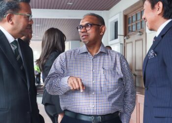 SHAIK Hussein Mydin (tengah) mengaku tidak bersalah atas 15 pertuduhan menerima suapan membabitkan projek pembinaan asrama berjumlah lebih RM800,000 ketika dihadapkan ke Mahkamah Sesyen Khas Rasuah di George Town, Pulau Pinang hari ini.-UTUSAN/DANIAL SAAD