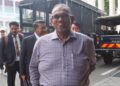 SHAIK Hussein Mydin tersenyum kepada pengamal media ketika tiba di pekarangan Kompleks Mahkamah Pulau Pinang hari ini atas 15 pertuduhan rasuah membabitkan wang berjumlah RM847,107.61.-UTUSAN/DANIAL SAAD