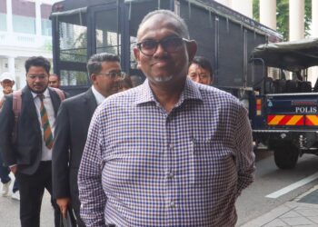 SHAIK Hussein Mydin tersenyum kepada pengamal media ketika tiba di pekarangan Kompleks Mahkamah Pulau Pinang hari ini atas 15 pertuduhan rasuah membabitkan wang berjumlah RM847,107.61.-UTUSAN/DANIAL SAAD
