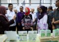 NORAINI Ahmad (tengah) tekun mendengar taklimat berkait dengan penghasilan produk berasaskan kenaf selepas merasmikan Karnival Industri Asas Tani (AGX) 2026 di Universiti Malaysia Kelantan, Jeli, Kelantan hari ini-UTUSAN/KAMARUL BISMI KAMARUZAMAN.