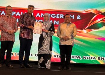 ZAHARI Aziz (dua dari kiri) menyampaikan penghargaan kepada peserta poster terbaik sempena ICTE  26 di Kota Bharu, Kelantan hari ini.-UTUSAN/ROSLIZA MOHAMED.