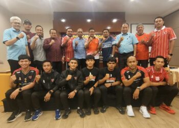 Muhammad Khairul Hisham (berdiri, kanan) bersama pihak pengurusan, kejurulatihan dan barisan pemain yang diperkenalkan pada Majlis Pelancaran Pasukan Kelantan Warriors bagi STL 2026 di Kota Bharu, Kelantan. - UTUSAN/MUSTAQIM MOHAMED
