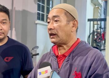 AMRAN Ibrahim ketika ditemui pemberita di Kuarters KLIA, Nilai, Seremban awal pagi tadi. - UTUSAN/NOR SHAFIQAH MOHD. GHAZALI