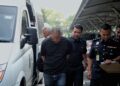 SUSPEK yang dipercayai membunuh isterinya di sebuah unit kuarters kakitangan kerajaan di Nilai, Seremban semalam dibawa ke Kompleks Mahkamah Seremban di Seremban 2, Seremban hari ini bagi proses reman.-UTUSAN/MOHD. SHAHJEHAN MAAMIN.