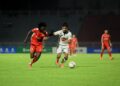 MUSA Philip Dandada (kiri) cuba mendapatkan bola dari pada pertahanan Star City FC semasa aksi Liga Super Malaysia 2026/2027 di Stadium Sultan Muhammad Ke IV Kota Bharu, Kelantan sebentar tadi-UTUSAN/KAMARUL BISMI KAMARUZAMAN