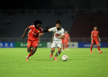 MUSA Philip Dandada (kiri) cuba mendapatkan bola dari pada pertahanan Star City FC semasa aksi  Liga Super Malaysia 2026/2027 di Stadium Sultan Muhammad Ke IV Kota Bharu, Kelantan sebentar tadi-UTUSAN/KAMARUL BISMI KAMARUZAMAN