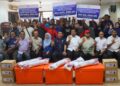 MUHAMMAD Faiz Fadzil (duduk, tengah) ketika menghadiri majlis rahmah mesra Madani Pengerusi LKIM bersama nelayan Teluk Bahang di Pulau Pinang, hari ini.-UTUSAN/DANIAL SAAD