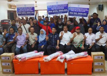 MUHAMMAD Faiz Fadzil (duduk, tengah) ketika menghadiri majlis rahmah mesra Madani Pengerusi LKIM bersama nelayan Teluk Bahang di Pulau Pinang, hari ini.-UTUSAN/DANIAL SAAD