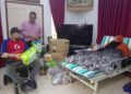 MAS IMRAN Adam menyampaikan sumbangan barangan keperluan kepada Noor Diana Hashim dan suaminya di Taman Bukit Kempas, Johor Bahru, Johor.