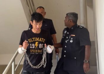 TAN Teek Lai ketika dibawa bagi berdepan pertuduhan cuba membunuh seorang anggota polis Unit Kereta Peronda (MPV) dalam satu insiden kejar-mengejar di Damansara Damai ketika dibawa ke Mahkamah Sesyen, di sini hari ini.