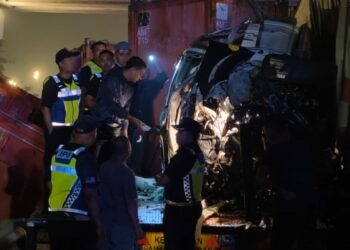 KEADAAN kenderaan JPJ yang terlibat nahas dengan dua buah lori di Lebuhraya Utara-Selatan arah selatan, berhampiran susur keluar Senawang di Seremban malam tadi.