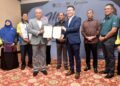 MD. Amin Md Taff (kiri) bersama Chen Long menunjukkan dokumen MoA yang telah
ditandatangani pada majlis pemeteraian memorandum perjanjian (MoA) antara UPSI dengan
Honor Technology (Malaysia) Sdn Bhd di Kampus Sultan Azlan Shah UPSI, sambil disaksikan oleh Zambry Abdul Kadir (tengah).
