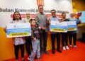 AZMIR Jaafar (tengah), Pengarah Kanan Komunikasi Korporat McDonald’s Malaysia, Shamsidar Yahya 
dan Melati Abdul Hai bersama penerima sumbangan Ronald McDonald House Charities (RMHC Malaysia) pada sambutan ulang tahun ke-10 Bulan Komuniti Mekdi di McDonald’s Pandu-Lalu Seksyen 3, Shah Alam. – UTUSAN/SADDAM YUSOFF