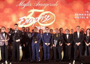 STEVEN Sim (tengah) bersama semua penerima anugerah sempena Anugerah Enterprise 50 di ibu negara, hari ini - UTUSAN/ISKANDAR ISHAK
