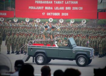 ABDUL Malek Sulaiman memeriksa perbarisan menaiki kenderaan rasmi ketika hadir pada Perbarisan Tamat Latihan Perajurit Muda Lelaki Siri 206/26 di Pusat Latihan Asas Tentera Darat (PUSASDA) Port Dickson.-UTUSAN/MOHD SHAHJEHAN MAAMIN.