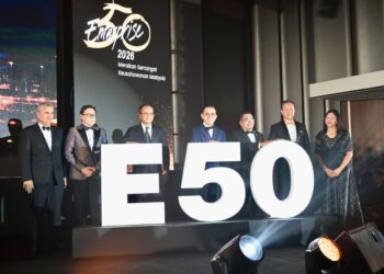 STEVEN Sim Chee Keong, Menteri Pembangunan Usahawan dan Koperasi (tengah) merasmikan Majlis Anugerah E50 2026 bersama Khairul Dzaimee Daud, Ketua Setiausaha KUSKOP dan Amizar Abu Adam, EXCO Hal Ehwal FELDA, Koperasi dan Usahawan Negeri Pahang. Turut kelihatan dalam gambar ialah Teng Chang Khim, Pengerusi SME Corp. Malaysia, Rizal  Nainy, Ketua Pegawai Eksekutif SME Corp. Malaysia merangkap Pengerusi Penganjur Program E50, Karomidin Gadoev, Duta Besar Uzbekistan ke Malaysia dan Soo Wai Har, Ketua Pegawai Eksekutif Berjaya Sompo Insurance.