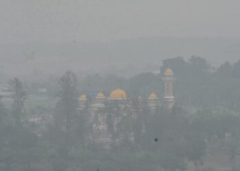 MASJID An-Nur Bandar Pasir Gudang hampir tidak kelihatan akibat keadaan jerebu dengan bacaan IPU 198 yang direkodkan pada pukul 12 tengah hari.