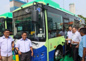 ANTHONY Loke Siew Fook (dua dari kanan) ketika ketika menghadiri Majlis Pelancaran Bas Elektrik Rapid Penang di George Town, Pulau Pinang hari ini.-UTUSAN/DANIAL SAAD