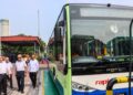 ANTHONY Loke Siew Fook (depan, kiri) ketika mencuba perkhidmatan bas elektrik semasa pelancaran bas berkenaan oleh Rapid Penang di George Town, Pulau Pinang hari ini.-UTUSAN/DANIAL SAAD