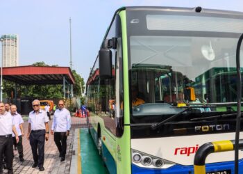 ANTHONY Loke Siew Fook (depan, kiri) ketika mencuba perkhidmatan bas elektrik semasa pelancaran bas berkenaan oleh Rapid Penang di George Town, Pulau Pinang hari ini.-UTUSAN/DANIAL SAAD