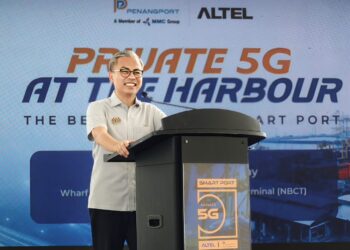 FAHMI Fadzil ketika berucap pada Majlis Pelancaran 'Penang Port Private 5G' di Wharf N2 NBCT, Pelabuhan Pulau Pinang, hari ini.