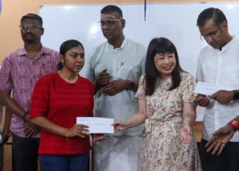 LIM Hui Ying (dua dari kanan) menyerahkan sumbangan kepada P. Rubbani (dua dari kiri) yang kehilangan suami dalam tragedi banjir di Nepal, Ogos lalu ketika ditemui di pejabat Lembaga Wakaf Hindu Negeri Pulau Pinang di George Town, Pulau Pinang hari ini.-UTUSAN/DANIAL SAAD