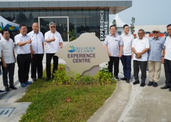 CHOW Kon Yeow (enam dari kanan) ketika melancarkan Silicon Island Experience Centre atau Pusat Informasi Pulau Silikon sempena lawatannya ke pulau buatan itu di Pulau Pinang, hari ini.-GAMBAR/PIC