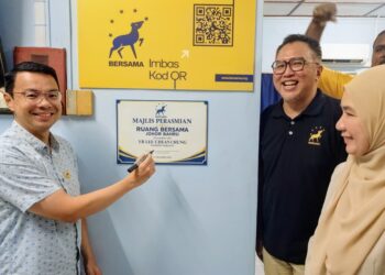 LEE Chean Chung (kiri) menandatangani plak menyempurnakan Majlis Perasmian Ruang Bersama Johor Bahru, di Jalan Tebrau, Johor Bahru.