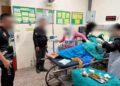 KAKITANGAN perubatan Hospital Daerah Si Sakhon, Narathiwat, Thailand memberi rawatan kecemasan terhadap seorang anggota polis peronda sempadan yang cedera dalam pertempuran dengan kumpulan pemisah, pagi tadi. - IHSAN ISOC 4