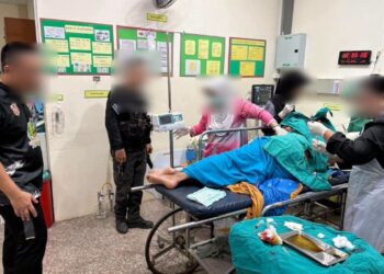 KAKITANGAN perubatan Hospital Daerah Si Sakhon, Narathiwat, Thailand memberi rawatan kecemasan terhadap seorang anggota polis peronda sempadan yang cedera dalam pertempuran dengan kumpulan pemisah, pagi tadi. - IHSAN ISOC 4