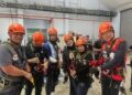 PRESIDEN Kelab Media Johor, Mohd. Fauzi Ishak (kiri) bersama sebahagian ahli kelab yang mengikuti program Jalinan Strategik APM Bersama Media Zon Selatan 2026 di Pusat Latihan Pertahanan Awam Wilayah Selatan (PULAPAS) di Kluang, hari ini.