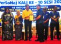 MOHAMAD Hasan menyampaikan sijil penyertaan kepada seorang penerima pada Majlis penutupan Persidangan Agung Kebangsaan Persatuan Solidariti Nasional Malaysia (PerSoNa) Kali Ke-10 Sesi 2025 di sebuah hotel di Ayer Keroh, hari ini. - UTUSAN/AMRAN MULUP