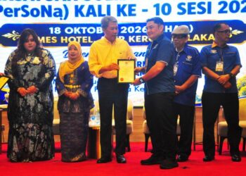 MOHAMAD Hasan menyampaikan sijil penyertaan kepada seorang penerima pada Majlis penutupan Persidangan Agung Kebangsaan Persatuan Solidariti Nasional Malaysia (PerSoNa) Kali Ke-10 Sesi 2025 di sebuah hotel di Ayer Keroh, hari ini. - UTUSAN/AMRAN MULUP