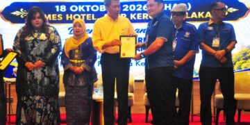 MOHAMAD Hasan menyampaikan sijil penyertaan kepada seorang penerima pada Majlis penutupan Persidangan Agung Kebangsaan Persatuan Solidariti Nasional Malaysia (PerSoNa) Kali Ke-10 Sesi 2025 di sebuah hotel di Ayer Keroh, hari ini. - UTUSAN/AMRAN MULUP