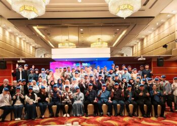 Raja Nor Safinas Raja Harun (duduk, tengah) bergambar kenangan bersama lebih 50 pengamal media dan peserta SiSMED 2.0 pada Malam Pesona Media sempena SiSMED 2.0 di Hotel Seri Pacific, Kuala Lumpur.