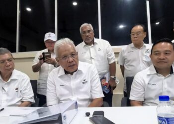 HAMZAH Zainudin semasa sidang akhbar Himpunan Pemuda Wawasan Negara di Bandar Baru Jasin Bestari, Jasin, Melaka, semalam.-UTUSAN/AMRAN MULUP