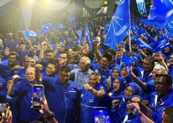 AB Rauf Yusoh semasa Majlis Pelancaran Jentera Pilihan Raya Parlimen Tangga Batu di Command Center P.136 di Bandar Baru Sungai Udang, Melaka, semalam.-UTUSAN/AMRAN MULUP